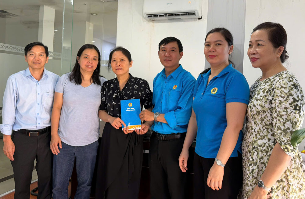 Thanh Khe Ward Trade Union organized a delegation to visit and provide support to union members and workers belonging to the Trade Union of Y Viet Vocational Secondary School, Hoa Khanh Trading & Service Co., Ltd. Trade Union, Phuc Thanh Dat International Co., Ltd. Trade Union. Photo: Thanh Khe Trade Union