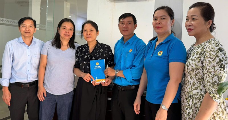 Đà Nẵng: Công đoàn Thanh Khê thăm hỏi, tặng quà công nhân mắc bệnh hiểm nghèo