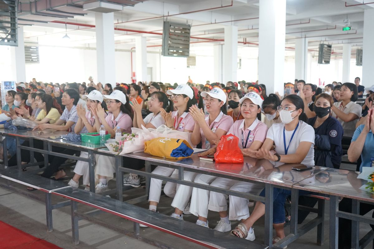 Công nhân lao động hứng khởi, cổ vũ các đội thi. Ảnh: Quách Du