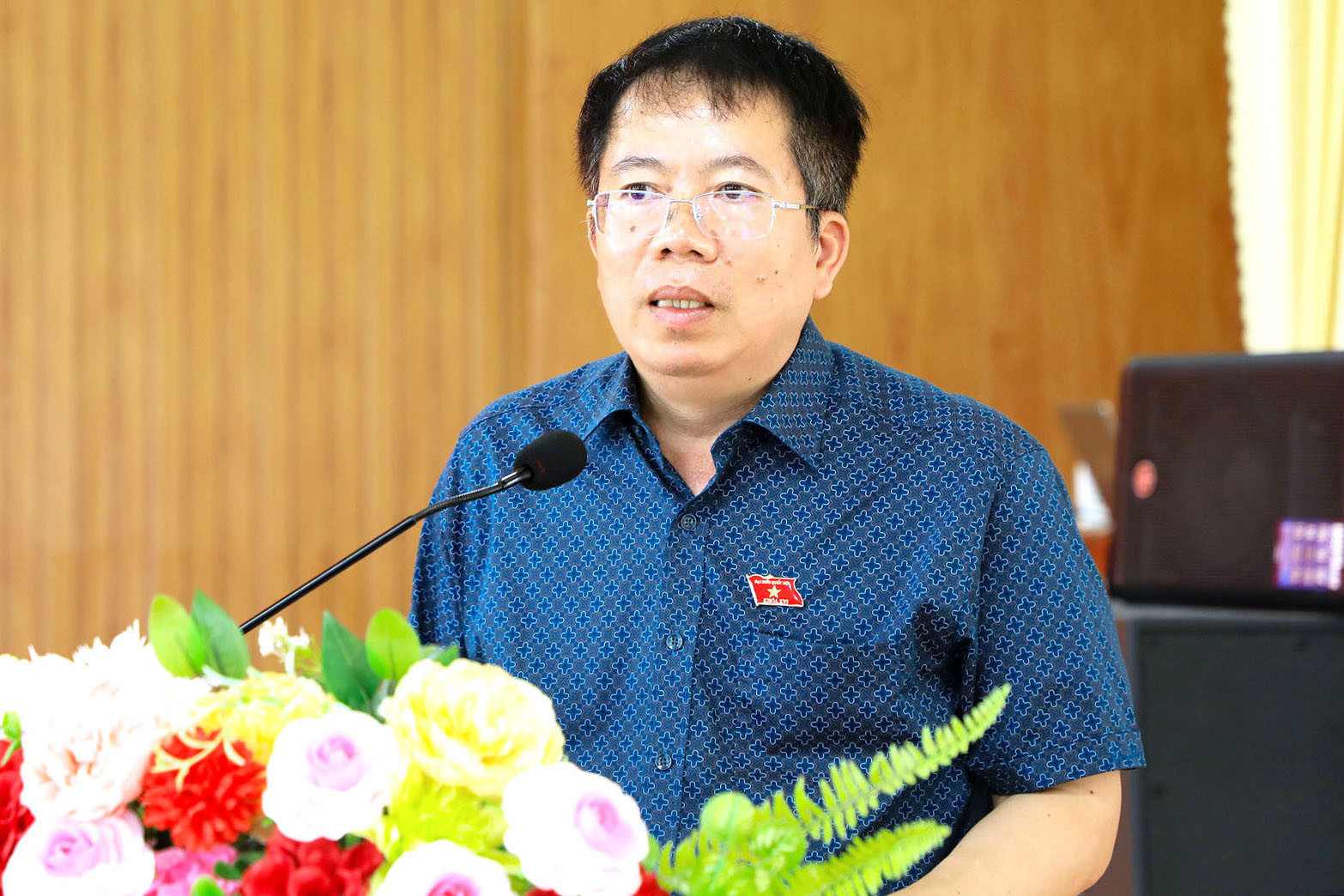 Ông Nguyễn Văn Hiển - Phó Chủ nhiệm Văn phòng Quốc hội ghi nhận các kiến nghị của cử tri và đề xuất các sở, ngành của tỉnh, địa phương quan tâm, giải quyết. Ảnh: Nguyễn Quân 