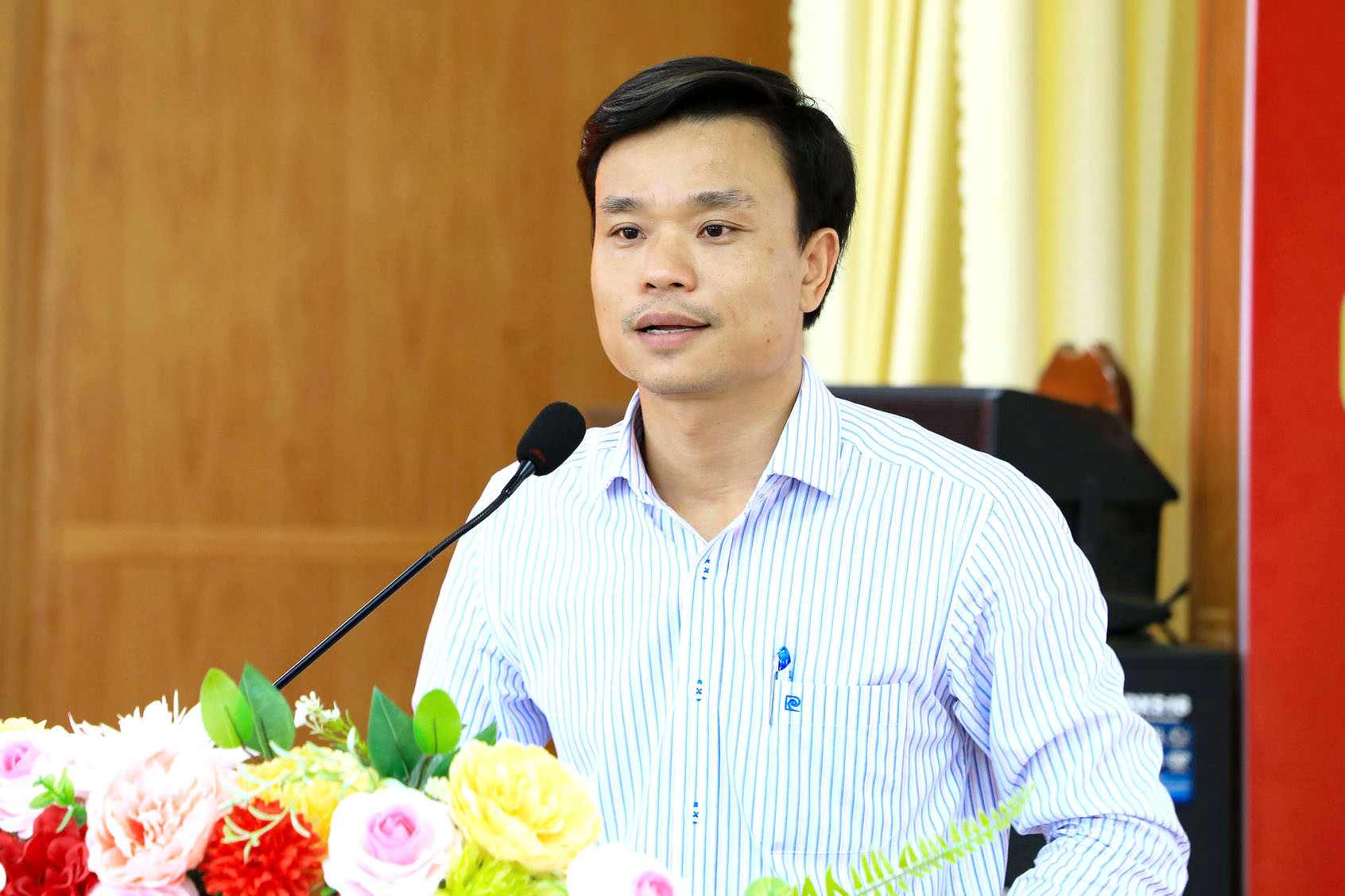 Ông Nguyễn Ngọc Tý, Phó Chủ tịch UBND xã Bảo Lâm 2 giải trình các kiến nghị, phản ánh của cử tri liên quan đến đất đai. Ảnh: Nguyễn Quân 