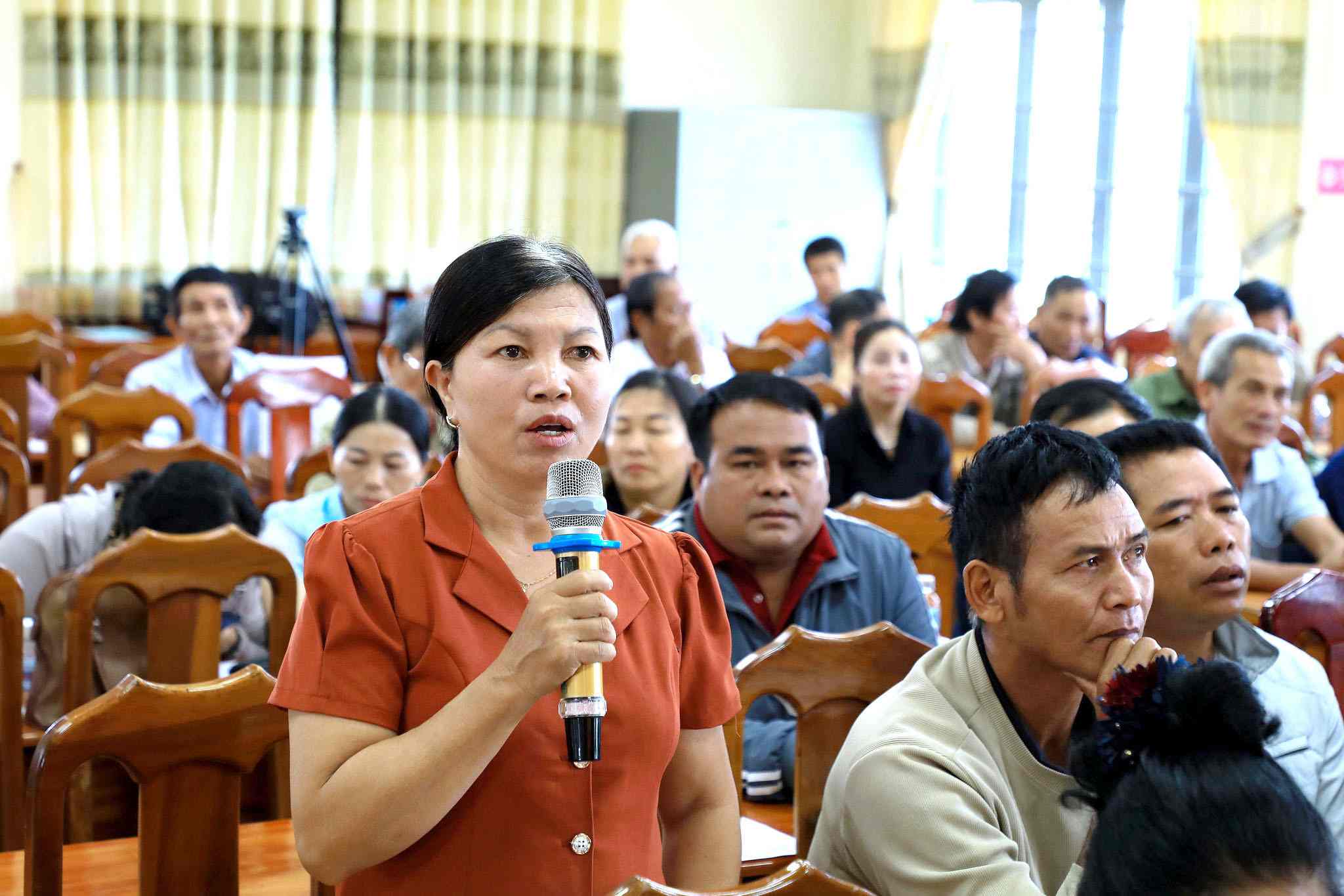 Cử tri xã Bảo Lâm 2 phản ánh nhiều tồn tại, khó khăn liên quan đến đất đai. Ảnh: Nguyễn Quân 