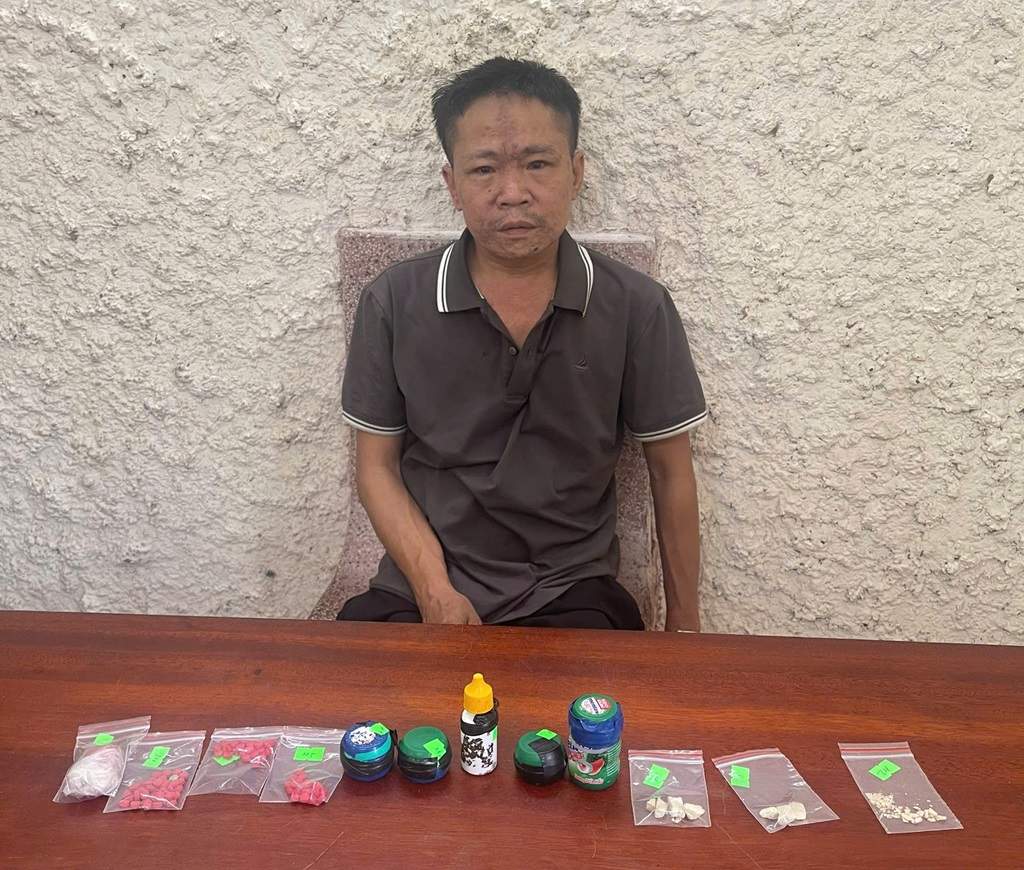 El sujeto Hà Mạnh Tuân y las pruebas del caso en la comisaría. Foto: Ngọc Anh
