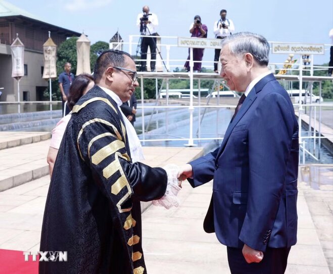 General Secretary and President To Lam and Speaker of the Sri Lankan Parliament Jagath Wickramaratne. Photo: VNA