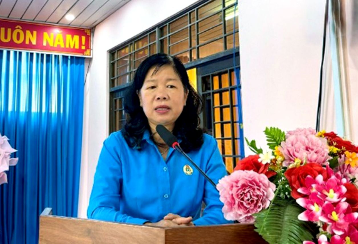 Bà Huỳnh Thị Tuyết Vui - Tỉnh ủy viên - Chủ tịch LĐLĐ tỉnh Đồng Tháp phát biểu tại chương trình gặp mặt, trao quà cho đoàn viên, công nhân, người lao động có hoàn cảnh đặc biệt khó khăn, mắc bệnh hiểm nghèo dịp Tháng Công nhân năm 2026. Ảnh: Đức Trung