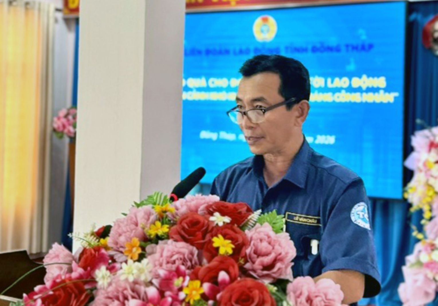 Đoàn viên Lê Văn Châu –Công đoàn  cơ sở Công ty TNHH MTV Cấp nước Tiền Giang, thay mặt đoàn viên được nhận quà phát biểu chia sẻ tại chương trình. Ảnh: Đức Trung