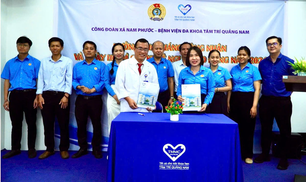 Nam Phuoc Commune Trade Union coordinates with Tam Tri Quang Nam General Hospital to organize a program to sign medical sponsorship for health care for union members and workers in 2026. Photo: Nam Phuoc Trade Union