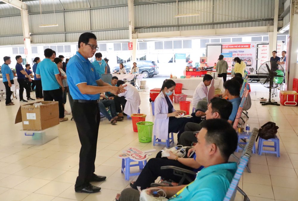 Lãnh đạo LĐLĐ tỉnh An Giang ân cần thăm hỏi các tình nguyện viên tham gia chương trình hiến máu tình nguyện. Ảnh: LĐLĐ An Giang