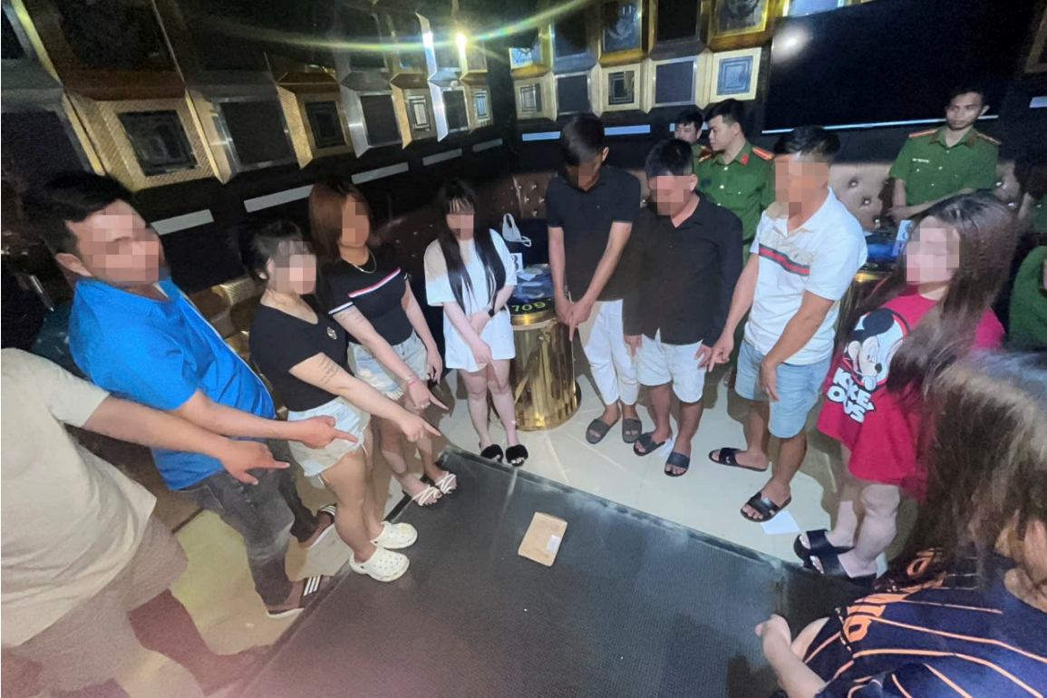 Các đối tượng cùng tang vật tại quán Karaoke. Ảnh: Công an phường Vĩnh Châu