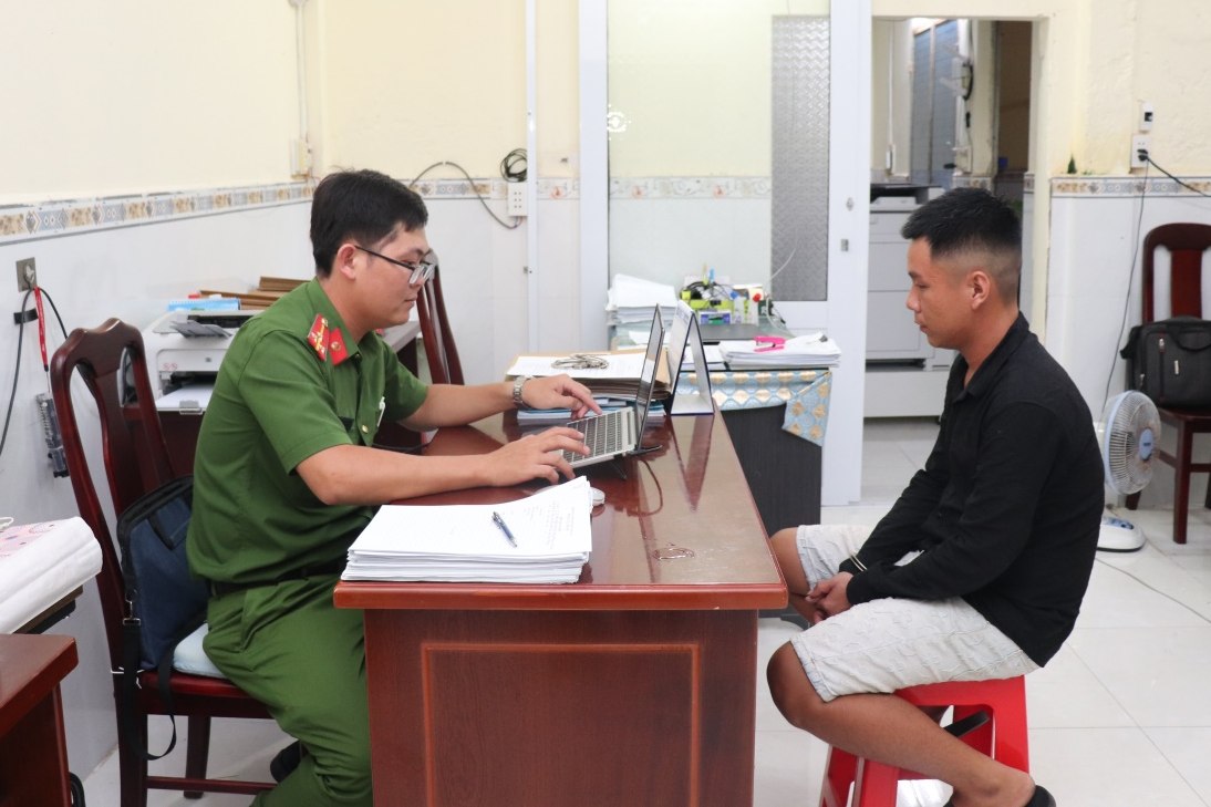 Đối tượng T.Q.V tại cơ quan Công an. Ảnh: Công an phường Vĩnh Châu