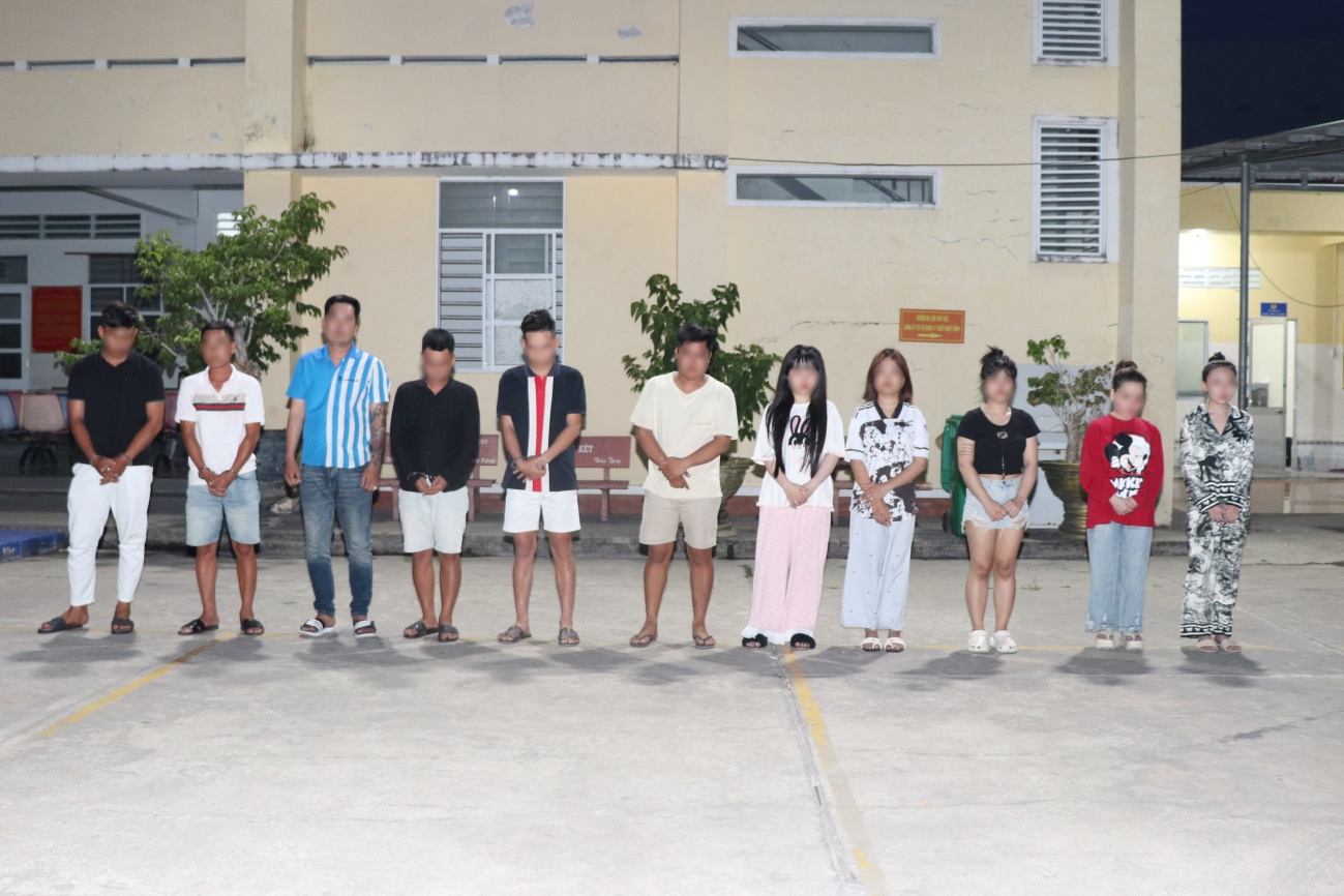 Các đối tượng tại Cơ quan Công an. Ảnh: Công an phường Vĩnh Châu