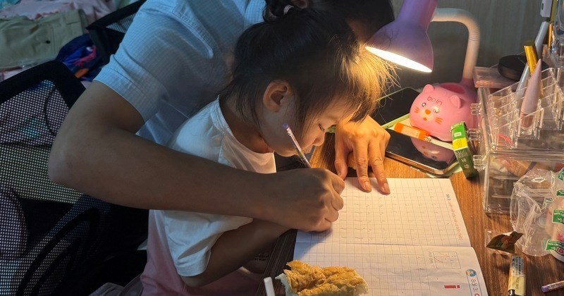 Mùa thi: Phụ huynh cũng "vắt óc" ôn bài cùng con