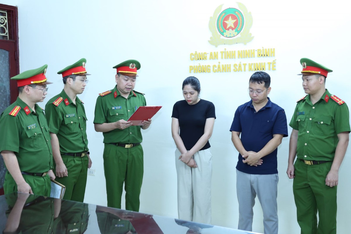 Cao Văn Thọ và Lê Diệp Linh tại cơ quan công an. Ảnh: Công an Ninh Bình
