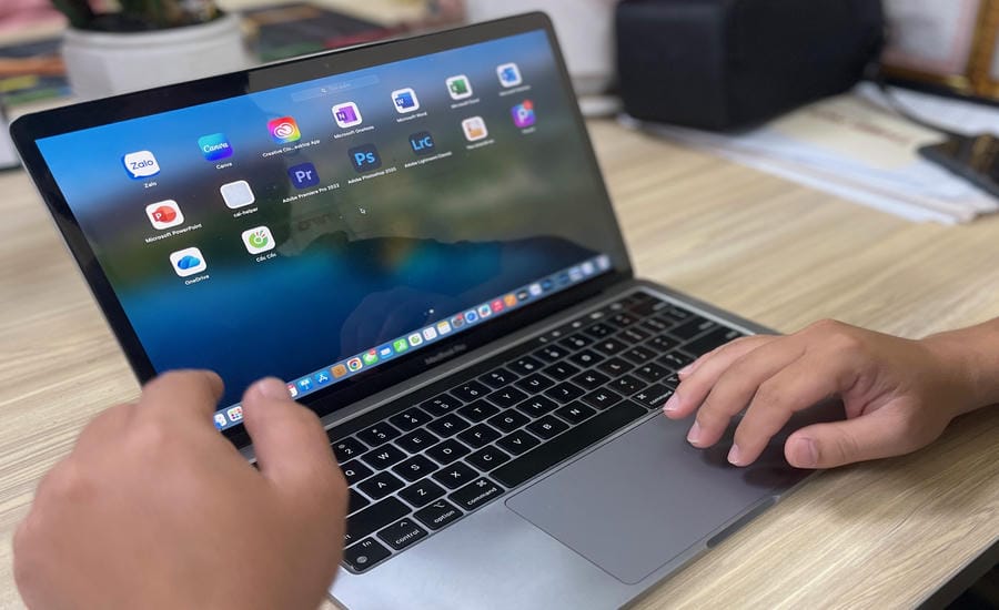 Users should download applications from the official website of the developer, reputable application stores or use legal open source software as a replacement. Photo: Hoai Anh