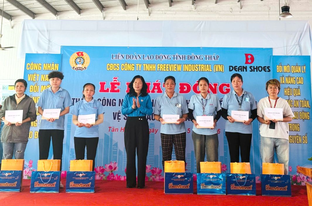 Chủ tịch L ĐL Đ tỉnh Đồng Tháp Huỳnh Thị Tuyết Vui trao tặng quà cho đoàn viên, công nhân, người lao động có hoàn cảnh đặc biệt khó khăn.... Ảnh: Thanh Nhàn