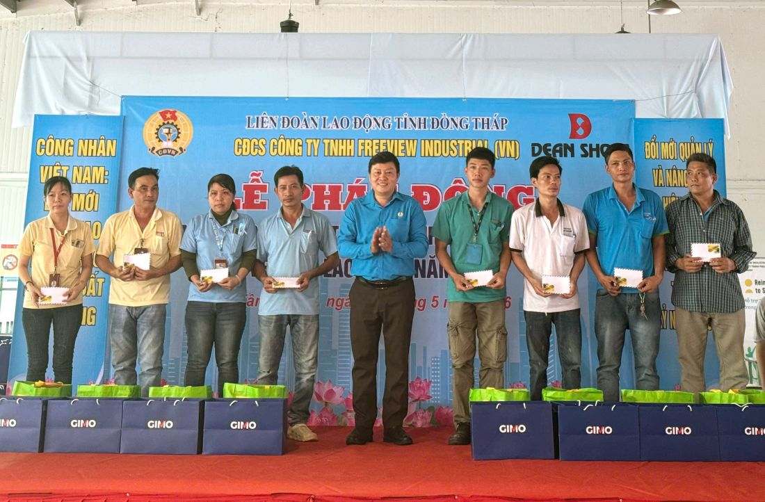 Ông Nguyễn Thanh Nhàn - Chủ tịch Công đoàn các Khu công nghiệp, Khu kinh tế Đồng Tháp trao tặng quà cho đoàn viên, công nhân, người lao động. Ảnh: Thanh Nhàn