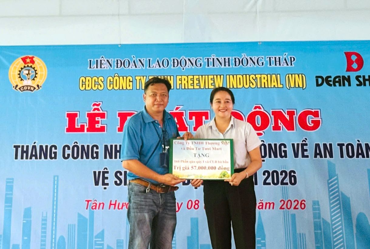 Tiếp nhận hỗ trợ cho Câu lạc bộ Bà bầu và nuôi con nhỏ“. Ảnh: Thanh Nhàn