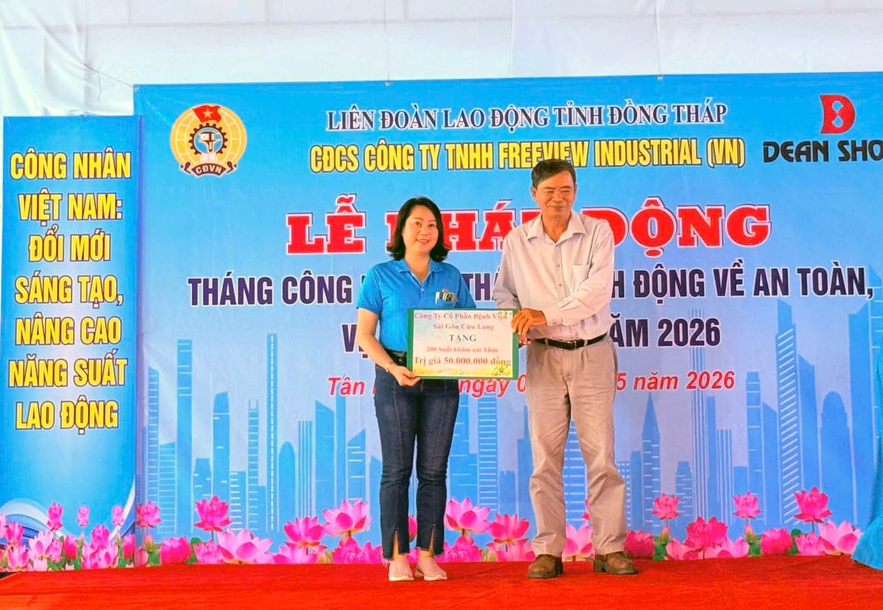 Tiếp nhận hỗ trợ khám sức khỏe. Ảnh: Thanh Nhàn