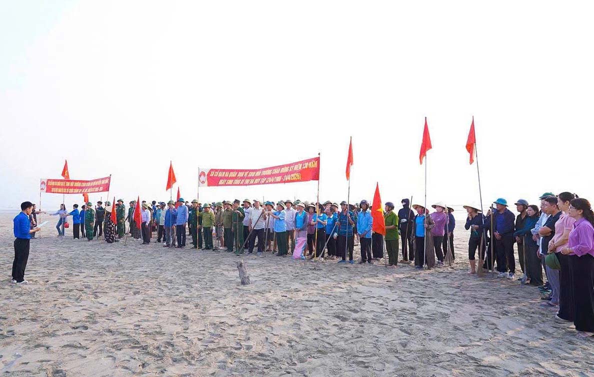 MTTQ Hà Tĩnh huy động các lực lượng ra quân làm vệ sinh môi trường ở bãi biển. Ảnh: Trần Tuấn