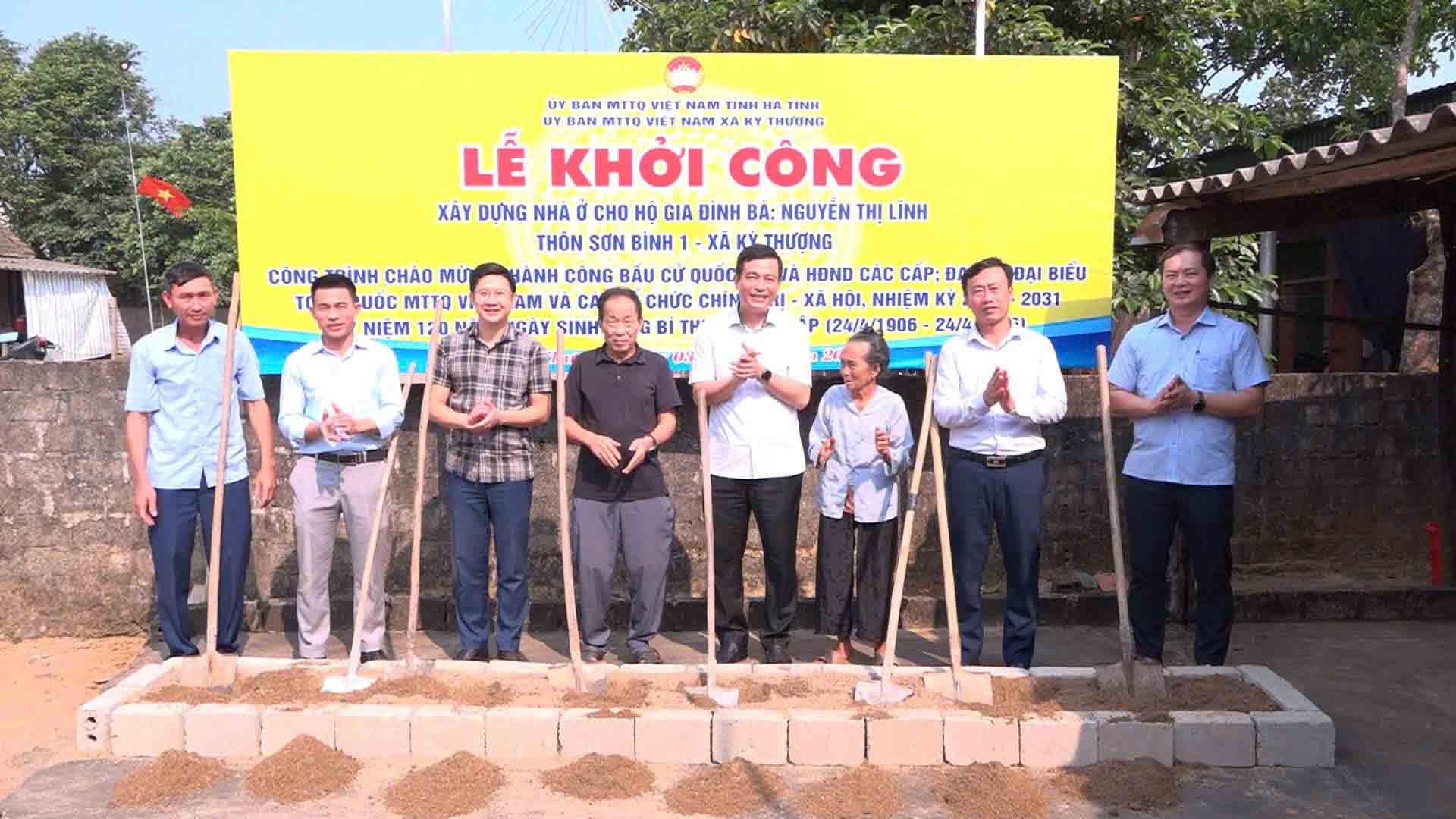 Ha Tinh Provincial Fatherland Front Committee with practical activities to build houses for poor households. Photo: Tran Tuan