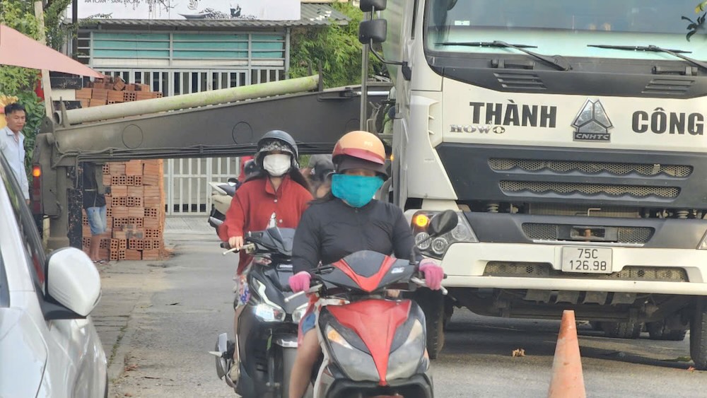 People are outraged when a tanker truck blatantly blocks the middle of the road in Hue. Photo: Phuc Dat