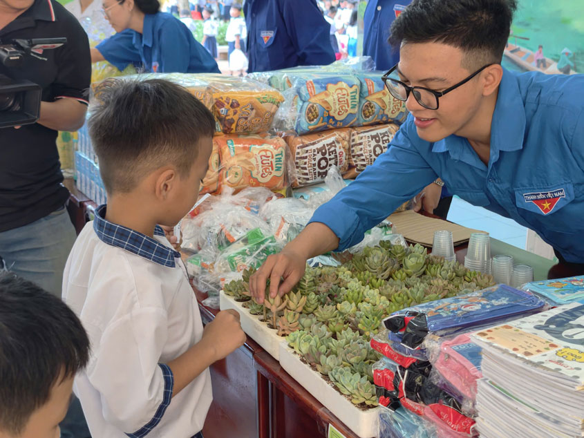 Các em học sinh, thiếu nhi tham gia Ngày hội . Ảnh: Đoàn Thanh niên  phường Cái Khế