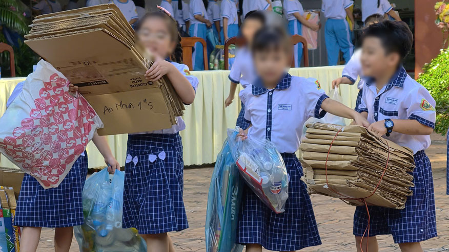Các em học sinh hào hứng đổi rác lấy quà tại ngày hội. Ảnh: Đoàn phường Cái Khế