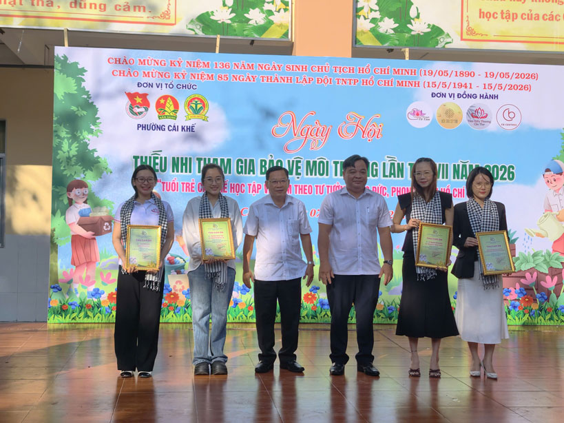 Ban Tổ chức trao thư cảm ơn cho các mạnh thường quân, nhà tài trợ. Ảnh: Đoàn phường Cái Khế