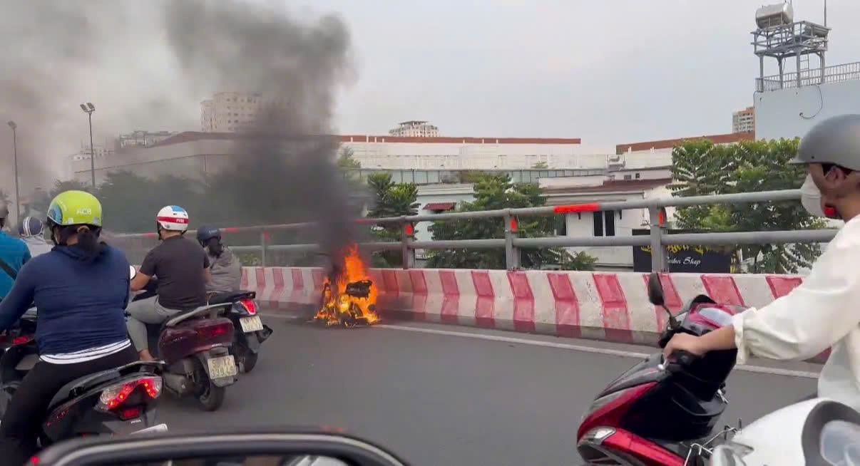 Sự việc xảy ra vào giờ cao điểm, nhiều người dân hiếu kì dừng lại xem. Ảnh: Đông Hoàng