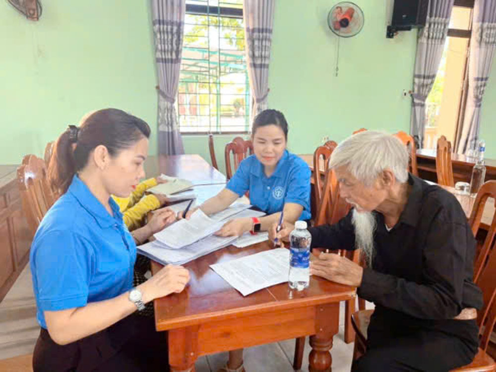 An Tay Grassroots Social Insurance, Da Nang supports people in completing procedures to receive social insurance allowances. Photo: Da Nang Social Insurance