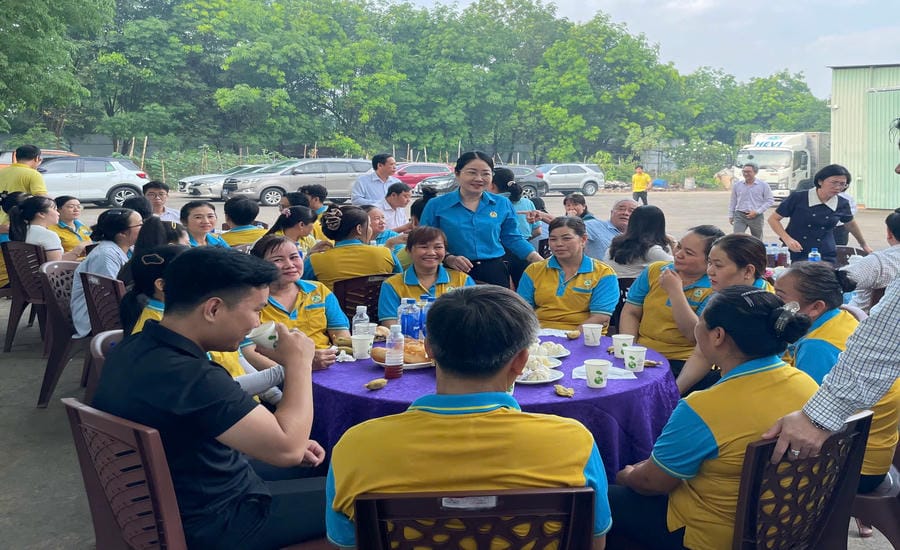 Morning Coffee - Listening to the voices of union members and workers" program at He Vi Trading and Production Joint Stock Company. Photo: Dinh Trong