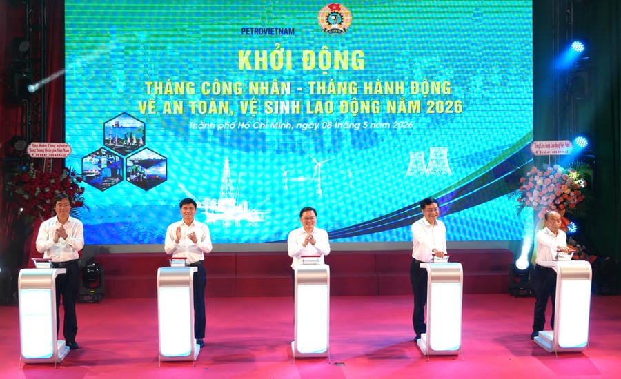 Member of the Party Central Committee, President of the Vietnam General Confederation of Labor Nguyen Anh Tuan (second from right) participates in the Launching Ceremony of Workers' Month - Action Month on Food Safety and Hygiene of Petrovietnam Group. Photo: Thanh An