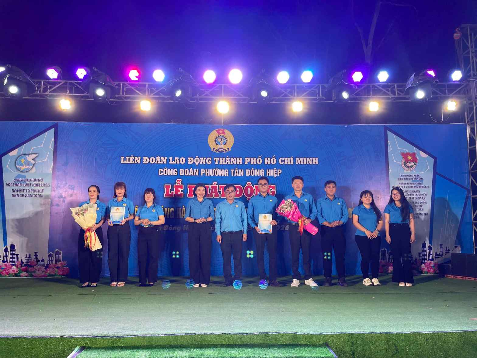 Trao quyết định thành lập và ra mắt các CĐCS trên địa bàn. Ảnh: Đình Trọng