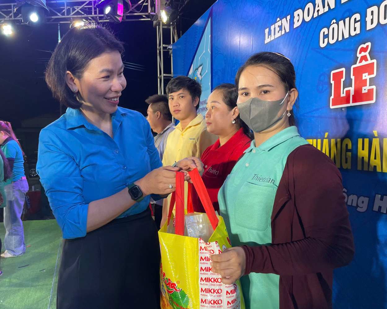 Ms. Mai Thanh Thao - Member of the Standing Committee, Head of Working Group No. 4 for area management of Ho Chi Minh City Labor Federation presents gifts to workers in difficult circumstances at the launching ceremony of Workers' Month in Tan Dong Hiep ward. Photo: Dinh Trong