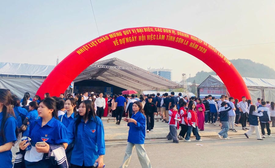 The 2026 Job Fair in Son La attracted more than 1,500 workers, students, and armed forces soldiers to participate. Photo: Truong Son