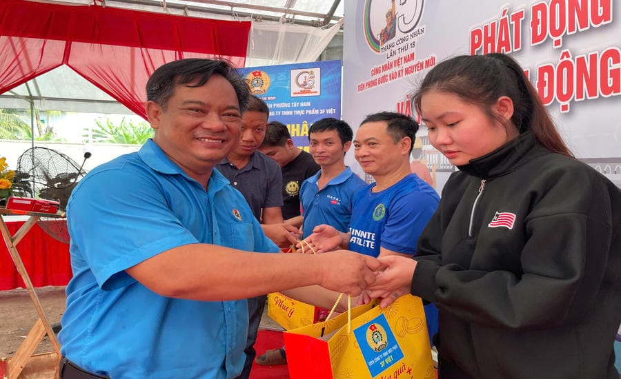 Mr. Truong Van Phi - Vice Chairman of Tay Nam Ward Trade Union - presents gifts to workers in difficult circumstances. Photo: Dinh Trong
