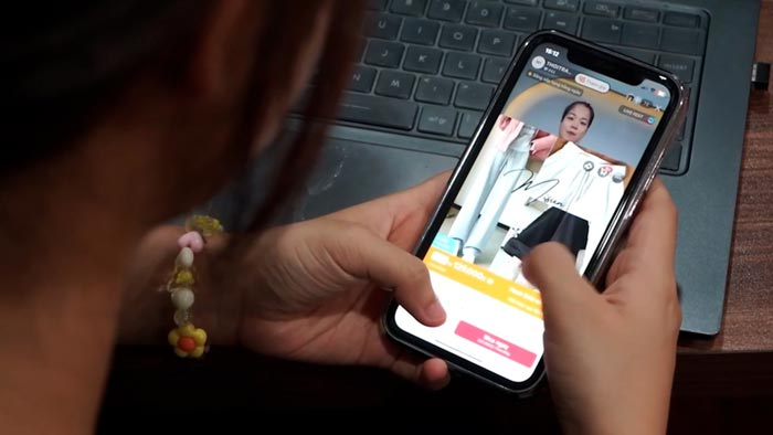 Online spending increases sharply, financial worries silently increase. Photo: Huyen Trang
