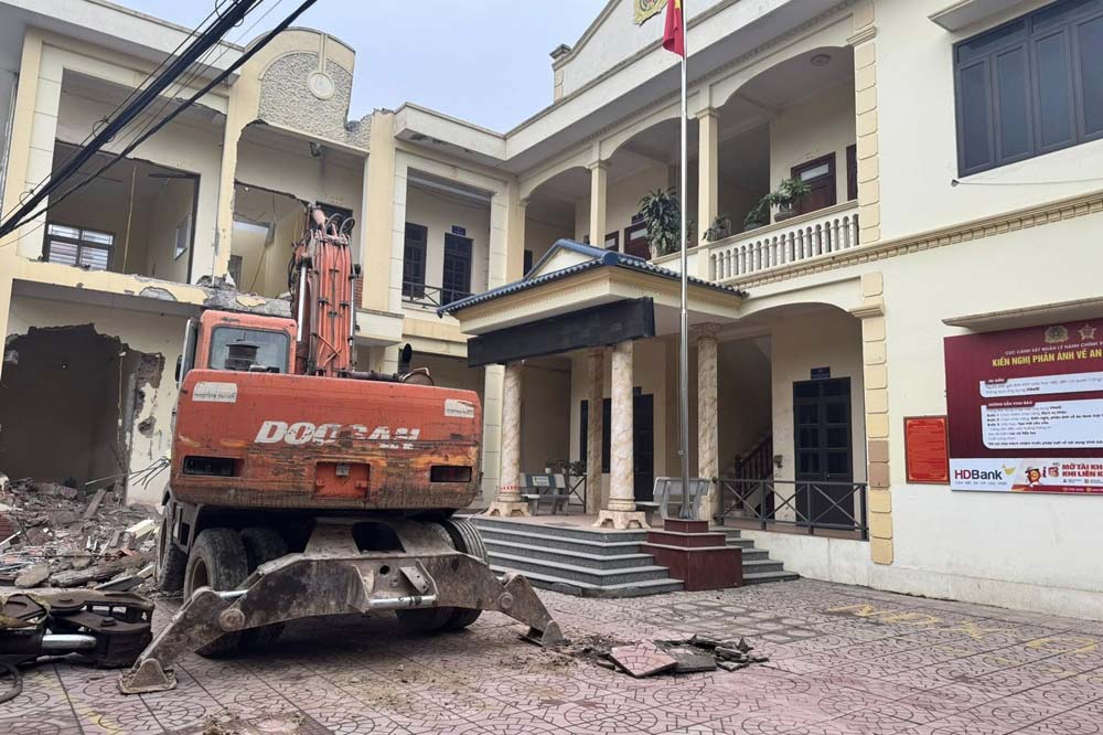 Công trình trong phạm vi dự án mở rộng Quốc lộ 6 được phá dỡ để bàn giao mặt bằng cho đơn vị thi công. Ảnh: Xã Xuân Mai