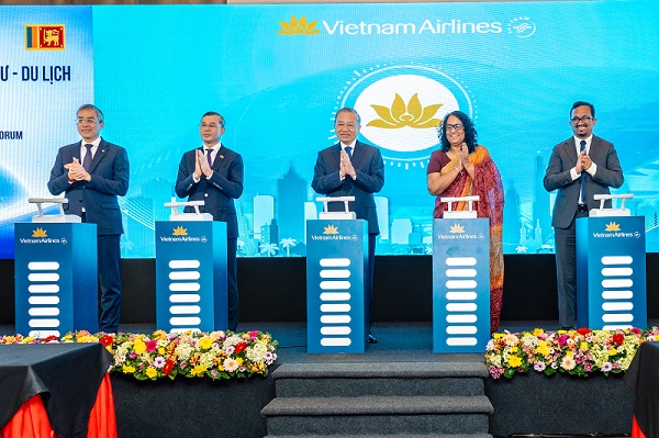 General Secretary and President To Lam and delegates perform the ceremony to announce the opening of a direct flight connecting Ho Chi Minh City and Colombo. Photo: Vietnam Airlines