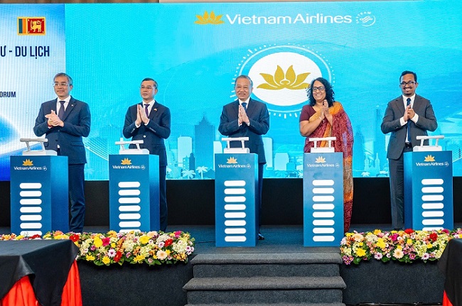 Tổng Bí thư, Chủ tịch nước Tô Lâm cùng các đại biểu thực hiện nghi lễ công bố mở đường bay thẳng kết nối TP.HCM và Colombo. Ảnh: Vietnam Airlines