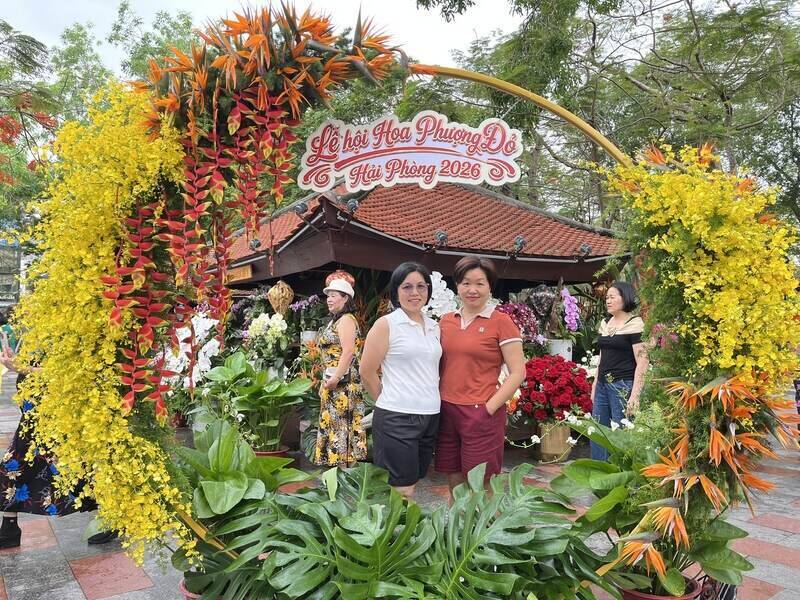 Cô Thúy cùng cô Hoa đã tới từ sớm để chụp ảnh và hòa mình vào không khí sôi động của lễ hội. Ảnh: Tường Vy