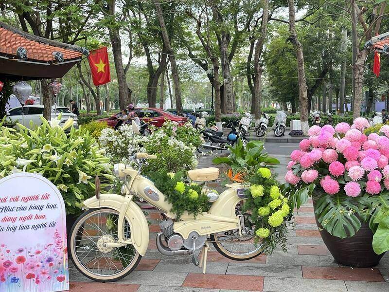 Một vài góc check-in đẹp tại dải vườn hoa được trang trí công phu. Ảnh: Tường Vy