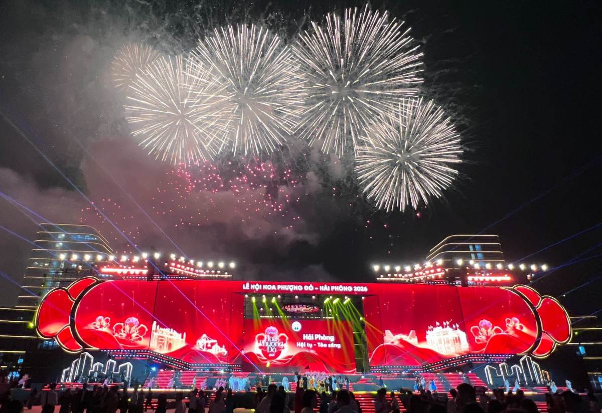 Fireworks closing the opening ceremony of the Red Flamboyant Flower Festival - Hai Phong 2026. Photo: Hai Phong