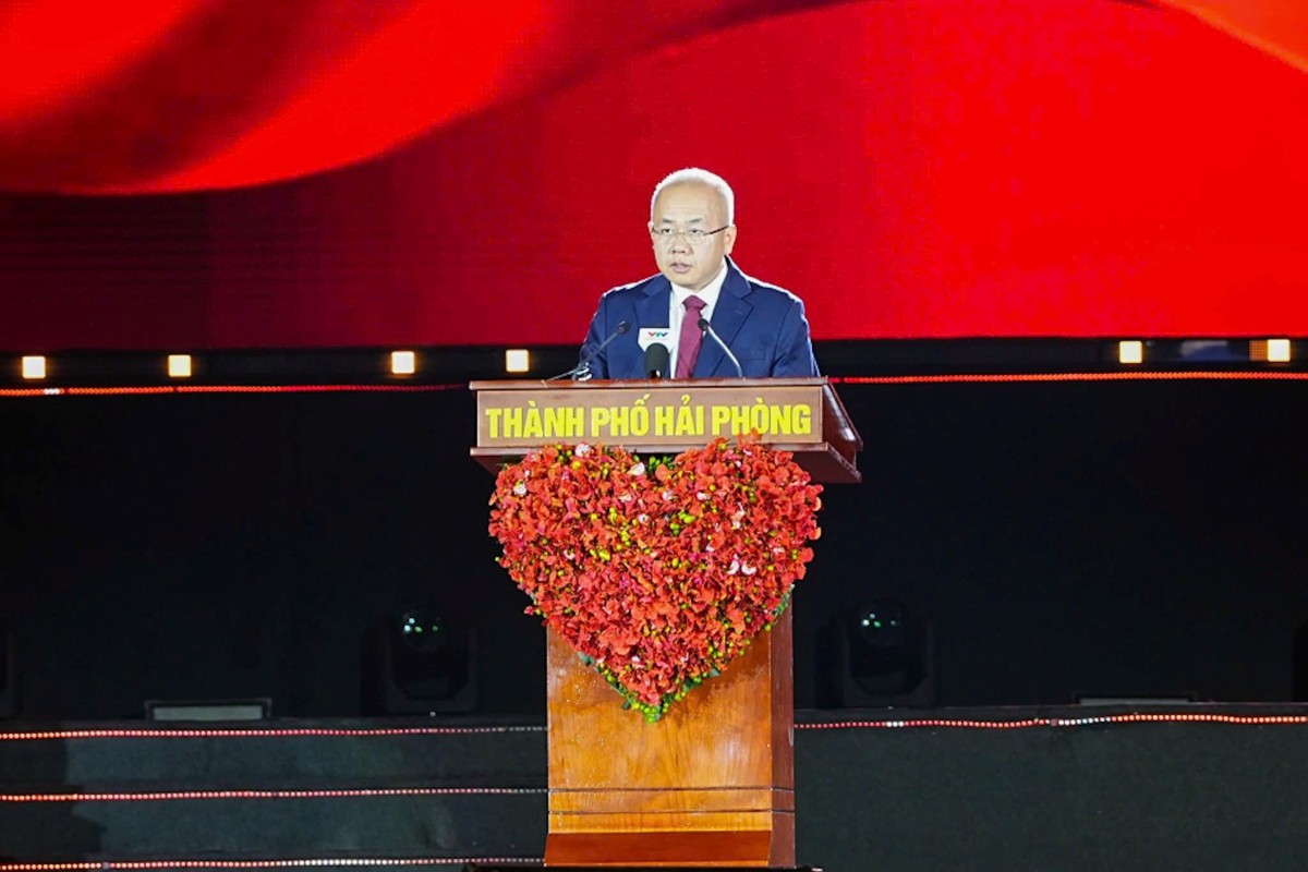 Chủ tịch UBND thành phố Đỗ Thành Trung phát biểu khai mạc Lễ hội Hoa Phượng Đỏ - Hải Phòng 2026. Ảnh: Cổng TTĐT Hải Phòng