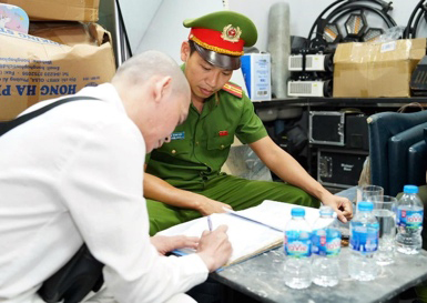 Cua Nam Ward Police (Hanoi) inspect a conditional business establishment, on the night of April 24. Photo: Hanoi City Police