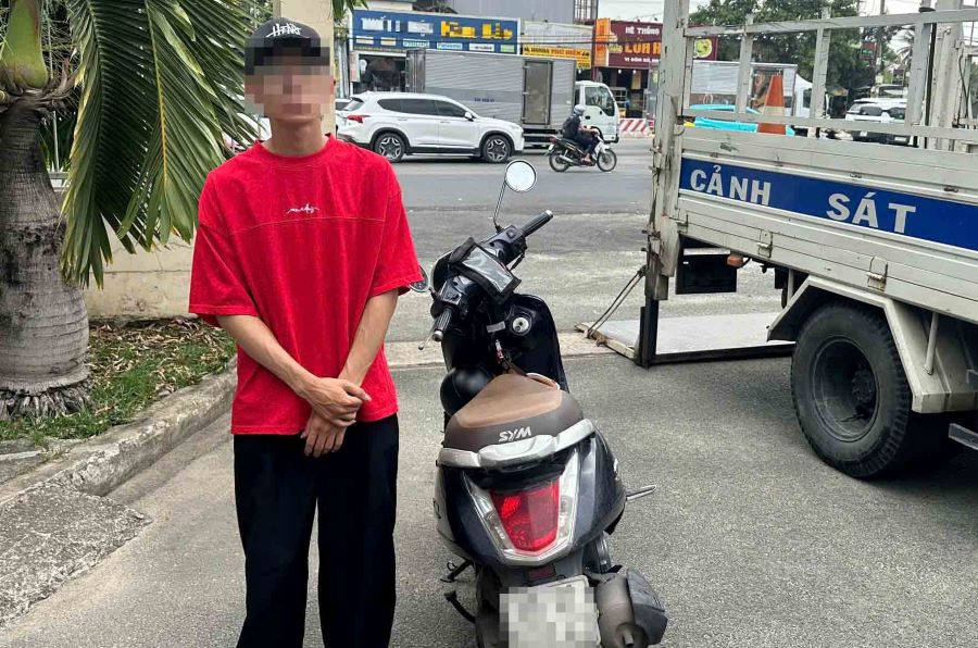 Nam thanh niên lạng lách, đánh võng trên đường bị lực lượng CSGT TPHCM xử phạt và tịch thu phương tiện. Ảnh: Công an cung cấp