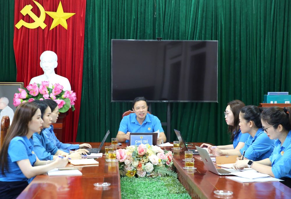 Nghe An Provincial Labor Federation reviews the "Nghe An Workers Follow Uncle Ho's Words" award. Photo: Nghe An Trade Union