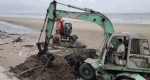 Mobilizing excavators to clear firewood and garbage at Hai Tien beach after the reflection of Lao Dong Newspaper. Photo: Quach Du