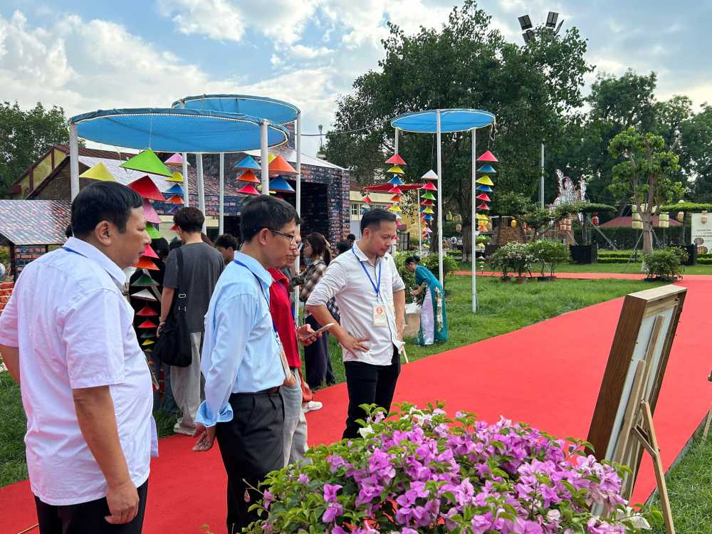 Triển lãm thu hút sự quan tâm từ công chúng. Ảnh: Minh Chính