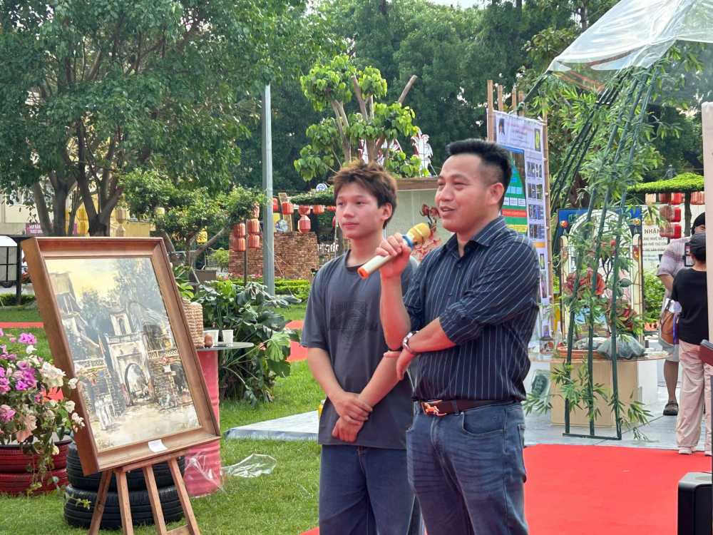 Nhà báo Vương Xuân Nguyên phát biểu tại lễ khai mạc. Ảnh: Minh Chính